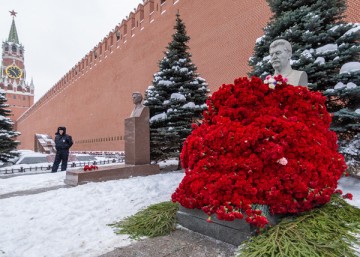 От благодарных потомков Сталину