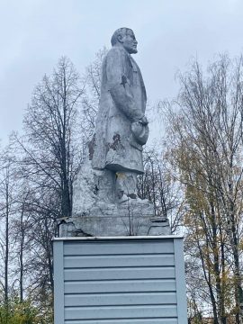Памятник Ленину - это не просто каменная фигура вождя, это символ эпохи