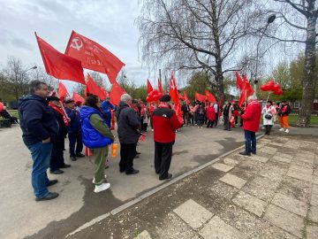 Костромские коммунисты отметили Первомай шествием и призывом к солидарности - 9