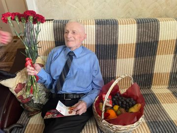 Костромские коммунисты поздравили ветерана-фронтовика с 99-летием в преддверии Дня Победы